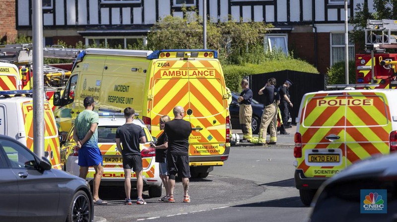 Suasana pada area lokasi tempat tempat seorang pria ditahan setelah melakukan penusukan di Southport, Merseyside, Inggris, Senin, (29/7/2024). (James Speakman/PA via AP)
