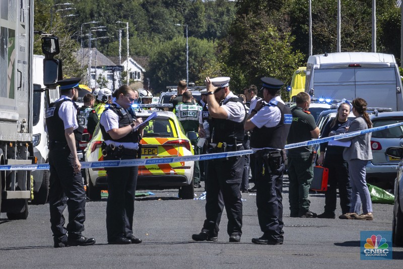 Suasana pada area lokasi tempat tempat seorang pria ditahan setelah melakukan penusukan di Southport, Merseyside, Inggris, Senin, (29/7/2024). (James Speakman/PA via AP) Suasana pada area lokasi tempat tempat seorang pria ditahan setelah melakukan penusukan di Southport, Merseyside, Inggris, Senin, (29/7/2024). (James Speakman/PA via AP)