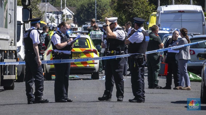 Suasana pada area lokasi tempat tempat seorang pria ditahan setelah melakukan penusukan di Southport, Merseyside, Inggris, Senin, (29/7/2024). (James Speakman/PA via AP)