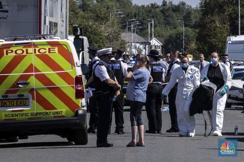 Suasana pada area lokasi tempat tempat seorang pria ditahan setelah melakukan penusukan di Southport, Merseyside, Inggris, Senin, (29/7/2024). (James Speakman/PA via AP) Suasana pada area lokasi tempat tempat seorang pria ditahan setelah melakukan penusukan di Southport, Merseyside, Inggris, Senin, (29/7/2024). (James Speakman/PA via AP)