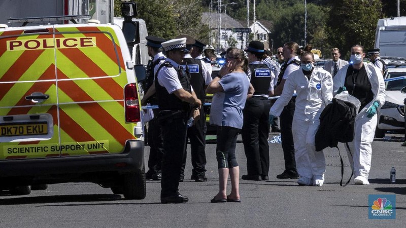 Suasana pada area lokasi tempat tempat seorang pria ditahan setelah melakukan penusukan di Southport, Merseyside, Inggris, Senin, (29/7/2024). (James Speakman/PA via AP)