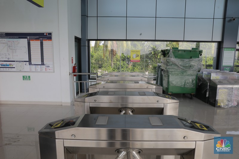 Foto kombinasi suasana stasiun Pondok Rajeg yang tidak aktif pada tahun 2019 (kiri) dan suasana setelah di renovasi (kanan) pada, Senin (29/7/2024. (CNBC Indonesia/Muhammad Sabki)