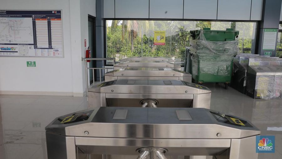 Foto kombinasi suasana stasiun Pondok Rajeg yang tidak aktif pada tahun 2019 (kiri) dan suasana setelah di renovasi (kanan) pada, Senin (29/7/2024. (CNBC Indonesia/Muhammad Sabki)