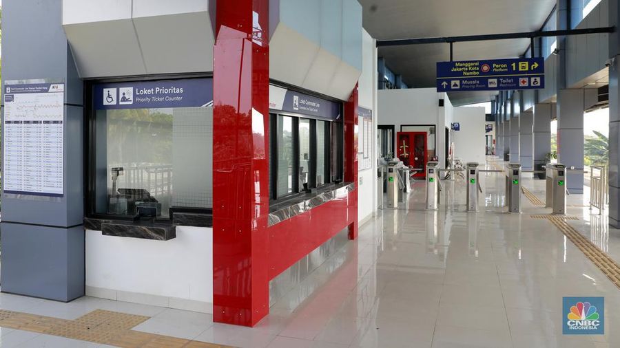Foto kombinasi suasana stasiun Pondok Rajeg yang tidak aktif pada tahun 2019 (kiri) dan suasana setelah di renovasi (kanan) pada, Senin (29/7/2024. (CNBC Indonesia/Muhammad Sabki)