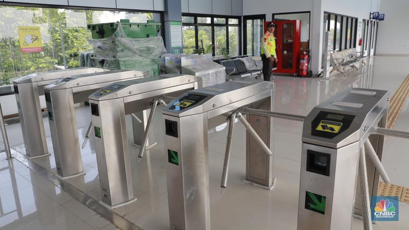 Foto kombinasi suasana stasiun Pondok Rajeg yang tidak aktif pada tahun 2019 (kiri) dan suasana setelah di renovasi (kanan) pada, Senin (29/7/2024. (CNBC Indonesia/Muhammad Sabki)