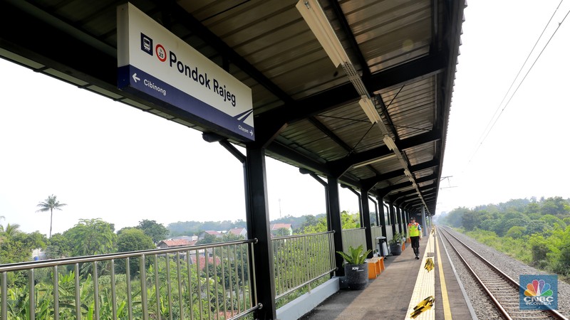 Foto kombinasi suasana stasiun Pondok Rajeg yang tidak aktif pada tahun 2019 (kiri) dan suasana setelah di renovasi (kanan) pada, Senin (29/7/2024. (CNBC Indonesia/Muhammad Sabki)