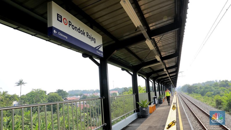 Foto kombinasi suasana stasiun Pondok Rajeg yang tidak aktif pada tahun 2019 (kiri) dan suasana setelah di renovasi (kanan) pada, Senin (29/7/2024. (CNBC Indonesia/Muhammad Sabki)