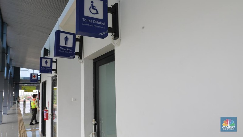Foto kombinasi suasana stasiun Pondok Rajeg yang tidak aktif pada tahun 2019 (kiri) dan suasana setelah di renovasi (kanan) pada, Senin (29/7/2024. (CNBC Indonesia/Muhammad Sabki)