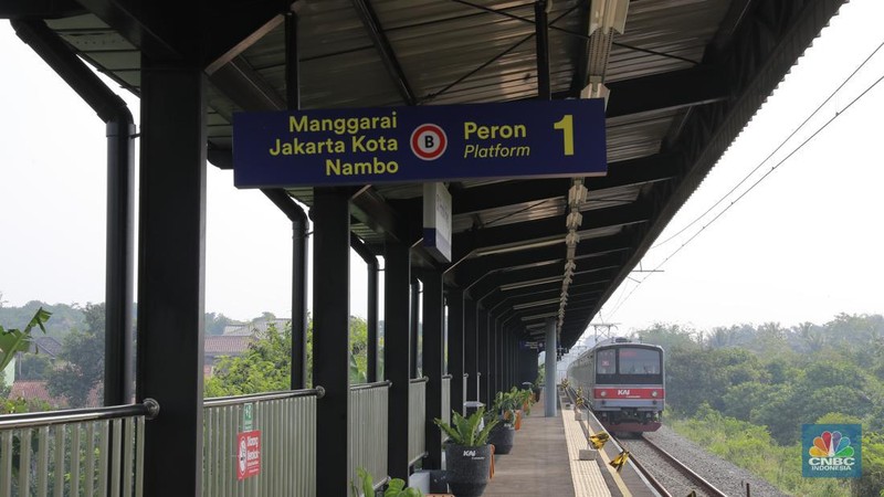 Foto kombinasi suasana stasiun Pondok Rajeg yang tidak aktif pada tahun 2019 (kiri) dan suasana setelah di renovasi (kanan) pada, Senin (29/7/2024. (CNBC Indonesia/Muhammad Sabki)