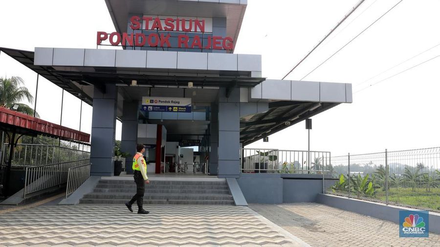 Foto kombinasi suasana stasiun Pondok Rajeg yang tidak aktif pada tahun 2019 (kiri) dan suasana setelah di renovasi (kanan) pada, Senin (29/7/2024. (CNBC Indonesia/Muhammad Sabki)