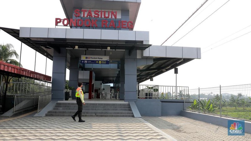 Foto kombinasi suasana stasiun Pondok Rajeg yang tidak aktif pada tahun 2019 (kiri) dan suasana setelah di renovasi (kanan) pada, Senin (29/7/2024. (CNBC Indonesia/Muhammad Sabki)