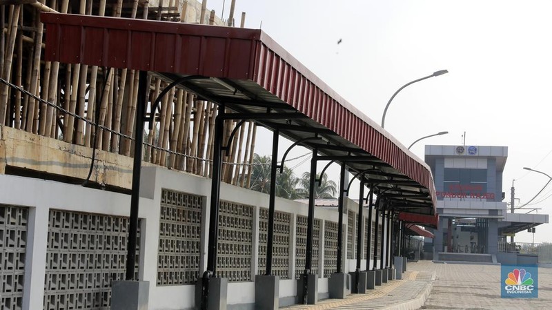 Foto kombinasi suasana stasiun Pondok Rajeg yang tidak aktif pada tahun 2019 (kiri) dan suasana setelah di renovasi (kanan) pada, Senin (29/7/2024. (CNBC Indonesia/Muhammad Sabki)