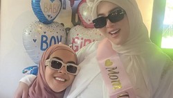 Kebahagiaan Syahrini Diberikan Kejutan oleh Keluarga dan Teman Jelang Lahiran