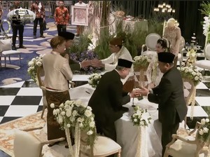 Mudjie Massaid Tak Tahu Bangkunya Jatuh Saat Salami Jokowi di Meja Akad