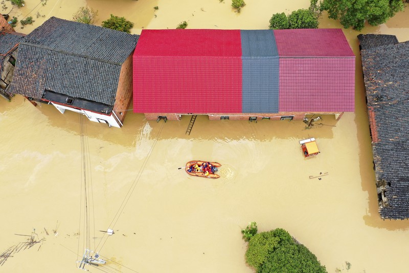 Dalam foto drone yang dirilis oleh Kantor Berita Xinhua ini, tanah longsor menghancurkan sebuah rumah di Desa Yuelin, Kota Shouyue, Kota Hengyang, Provinsi Hunan, Tiongkok tengah pada hari Minggu, 28 Juli 2024. Dalam foto drone yang dirilis oleh Kantor Berita Xinhua ini, tanah longsor menghancurkan sebuah rumah di Desa Yuelin, Kota Shouyue, Kota Hengyang, Provinsi Hunan, Tiongkok tengah pada hari Minggu, 28 Juli 2024. (Chen Zhenhai/Xinhua via AP)