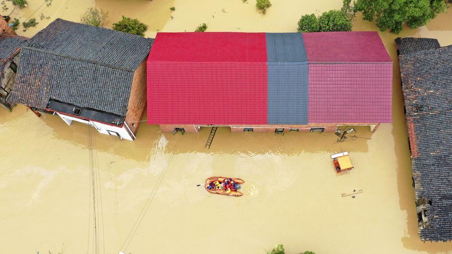 Dalam foto drone yang dirilis oleh Kantor Berita Xinhua ini, tanah longsor menghancurkan sebuah rumah di Desa Yuelin, Kota Shouyue, Kota Hengyang, Provinsi Hunan, Tiongkok tengah pada hari Minggu, 28 Juli 2024. (Chen Zhenhai/Xinhua via AP)
