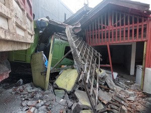Truk Tabrak Rumah hingga Hancur di Cileungsi Belum Juga Dievakuasi