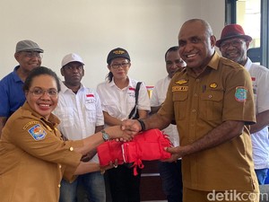 Anak Pejuang Pepera Sorong Sumbang 500 Bendera Merah Putih untuk HUT ke-79 RI