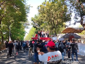 Polisi Bubarkan Paksa Blokade Jalan Arjuno Buntut Demo Ronald Tannur Bebas