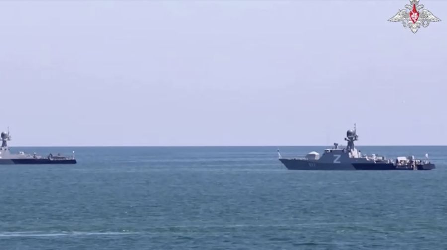 Angkatan Laut Rusia menggelar latihan dengan melibatkan armadanya. (Russian Defence Ministry/Handout via REUTERS)