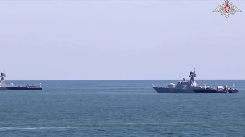 Angkatan Laut Rusia menggelar latihan dengan melibatkan armadanya. (Russian Defence Ministry/Handout via REUTERS)