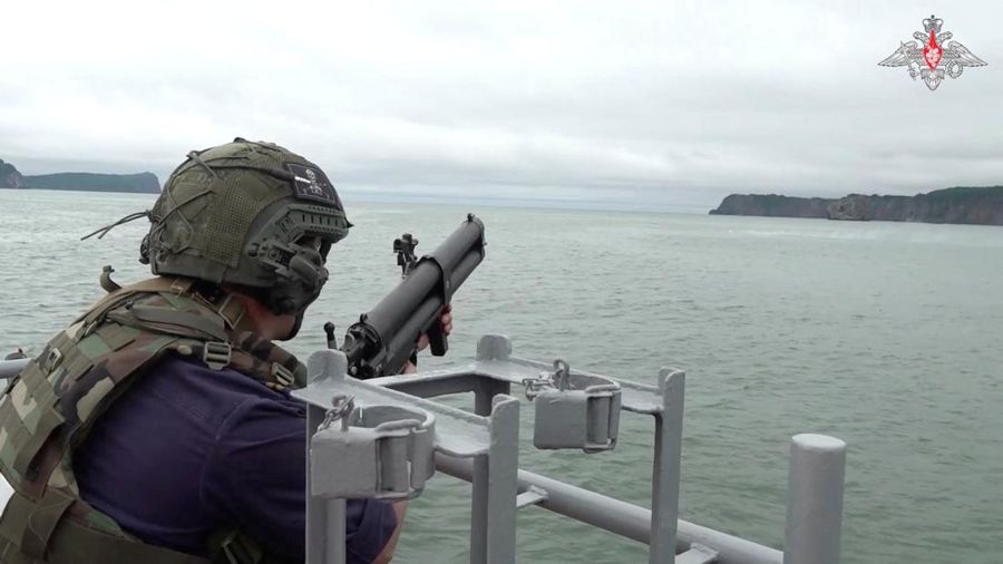 Angkatan Laut Rusia menggelar latihan dengan melibatkan armadanya. (Russian Defence Ministry/Handout via REUTERS)