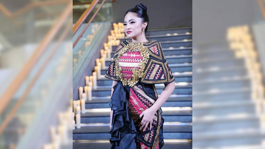Artis Marshanda mengunggah foto dirinya mengenakan busana dengan berbahan Kain tapis Lampung di laman instagram pribadinya. (Instagram @marshanda99)