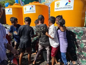 Momen Anak-anak di Kupang Berebut Mandi Setelah TNI Rampungkan Sumur Bor