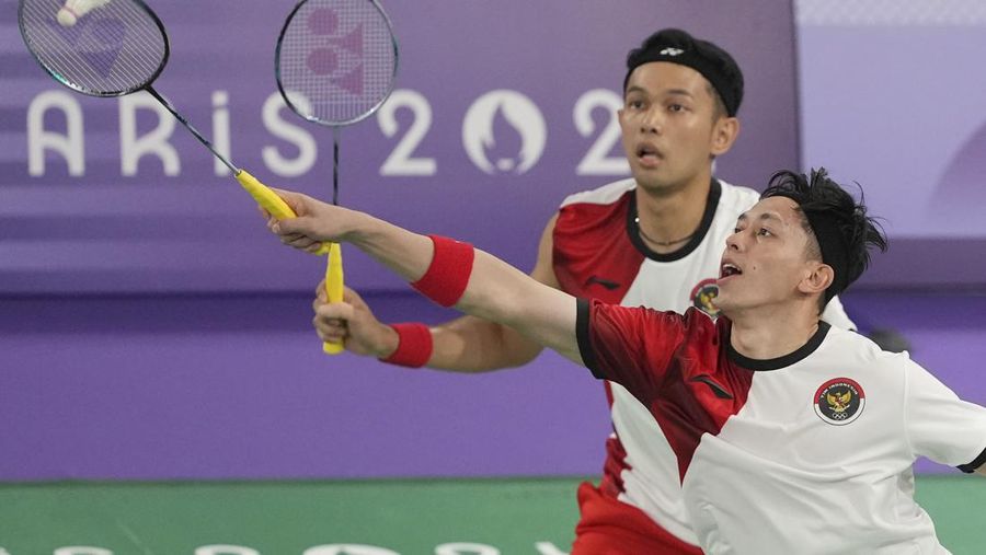 Fajar Alfian/Muhammad Rian Ardianto mengamankan tiket ke perempatfinal Olimpiade Paris 2024. Meski sempat terganggu oleh faktor teknis, Fajar/Rian tetap tenang dan fokus! Sebelum berlaga melawan wakil Prancis, Lucas Corvee/Ronan Labar pada Senin (29/7/2024). (Dok. PBSI)