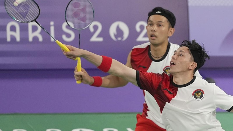 Fajar Alfian/Muhammad Rian Ardianto mengamankan tiket ke perempatfinal Olimpiade Paris 2024. Meski sempat terganggu oleh faktor teknis, Fajar/Rian tetap tenang dan fokus! Sebelum berlaga melawan wakil Prancis, Lucas Corvee/Ronan Labar pada Senin (29/7/2024). (Dok. PBSI)