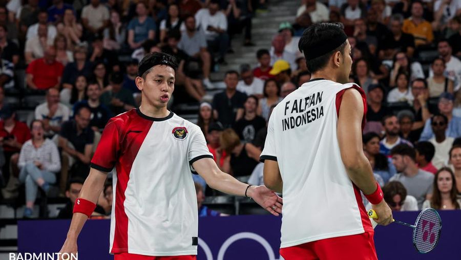 Fajar Alfian/Muhammad Rian Ardianto mengamankan tiket ke perempatfinal Olimpiade Paris 2024. Meski sempat terganggu oleh faktor teknis, Fajar/Rian tetap tenang dan fokus! Sebelum berlaga melawan wakil Prancis, Lucas Corvee/Ronan Labar pada Senin (29/7/2024). (Dok. PBSI)