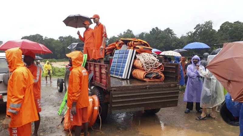 Tim penyelamat melakukan evakuasi korban longsor di perbukitan, di Wayanad, di negara bagian selatan Kerala, India, Selasa (30/7/2024). (REUTERS/Stringer)