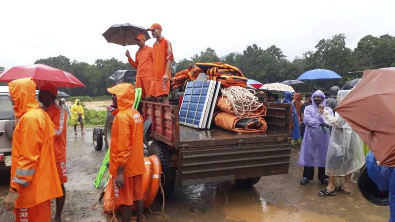 Tim penyelamat melakukan evakuasi korban longsor di perbukitan, di Wayanad, di negara bagian selatan Kerala, India, Selasa (30/7/2024). (REUTERS/Stringer)