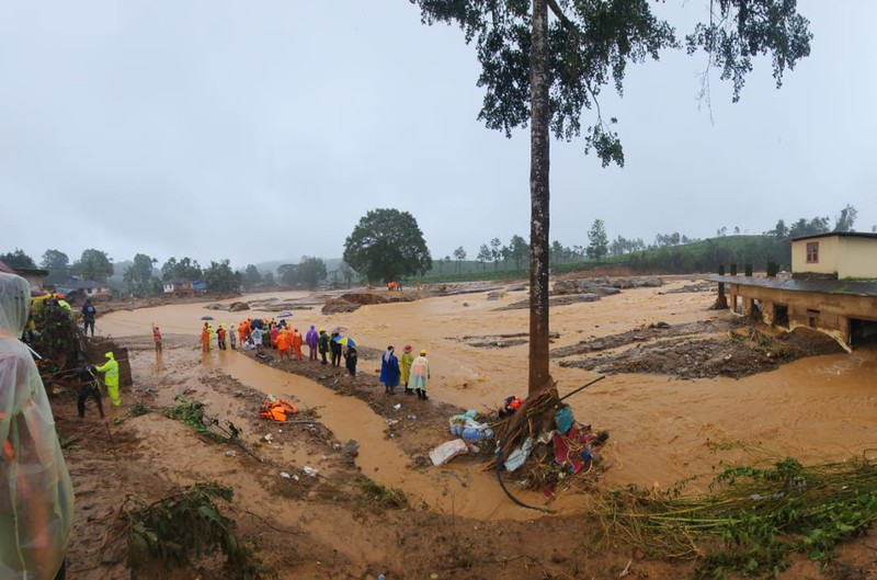 Tim penyelamat melakukan evakuasi korban longsor di perbukitan, di Wayanad, di negara bagian selatan Kerala, India, Selasa (30/7/2024). (REUTERS/Stringer)