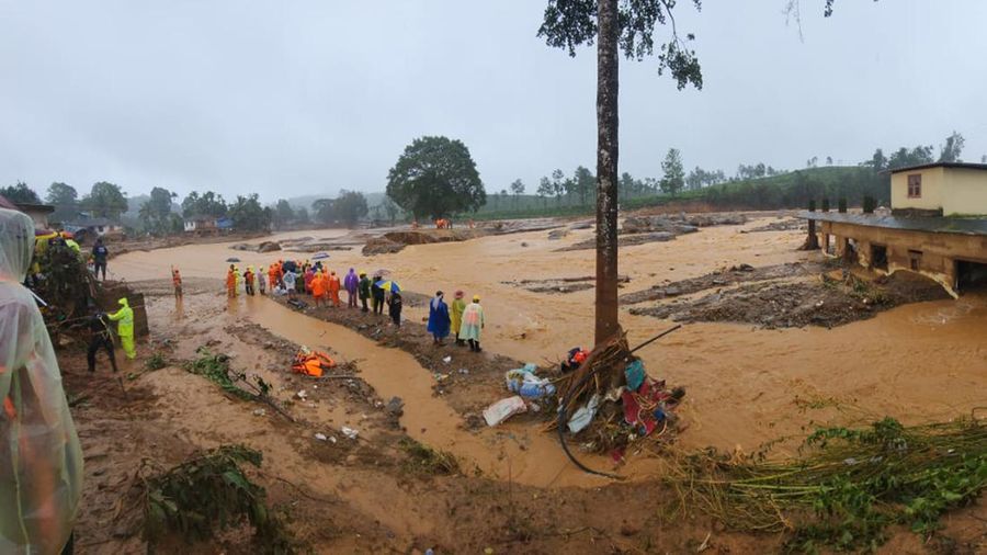 Tim penyelamat melakukan evakuasi korban longsor di perbukitan, di Wayanad, di negara bagian selatan Kerala, India, Selasa (30/7/2024). (AP Photo)