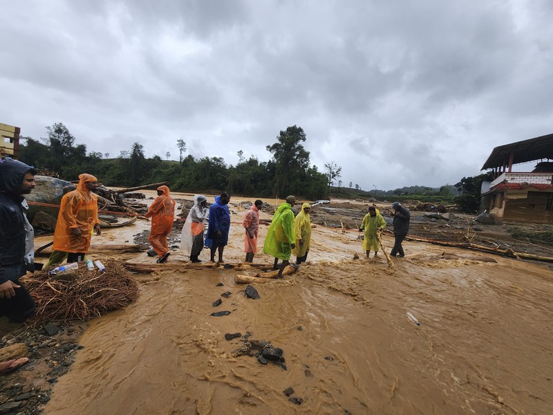 Tim penyelamat melakukan evakuasi korban longsor di perbukitan, di Wayanad, di negara bagian selatan Kerala, India, Selasa (30/7/2024). (REUTERS/Stringer)