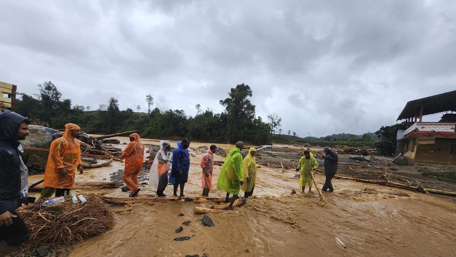Tim penyelamat melakukan evakuasi korban longsor di perbukitan, di Wayanad, di negara bagian selatan Kerala, India, Selasa (30/7/2024). (REUTERS/Stringer)