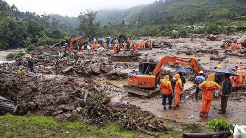 Tim penyelamat melakukan evakuasi korban longsor di perbukitan, di Wayanad, di negara bagian selatan Kerala, India, Selasa (30/7/2024). (REUTERS/Stringer) Tim penyelamat melakukan evakuasi korban longsor di perbukitan, di Wayanad, di negara bagian selatan Kerala, India, Selasa (30/7/2024). (REUTERS/Stringer)