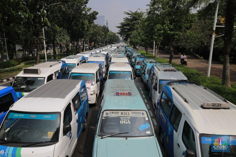 Kelompok sopir Mikrotrans atau angkot Jaklingko dan Mikrolet Jakarta melakukan demonstrasi di depan Balai Kota DKI Jakarta, Selasa, (30/7/2024). (CNBC Indonesia/Tias Budiarto)