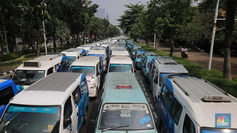 Kelompok sopir Mikrotrans atau angkot Jaklingko dan Mikrolet Jakarta melakukan demonstrasi di depan Balai Kota DKI Jakarta, Selasa, (30/7/2024). (CNBC Indonesia/Tias Budiarto)