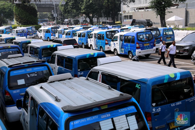 Kelompok sopir Mikrotrans atau angkot Jaklingko dan Mikrolet Jakarta melakukan demonstrasi di depan Balai Kota DKI Jakarta, Selasa, (30/7/2024). (CNBC Indonesia/Tias Budiarto)