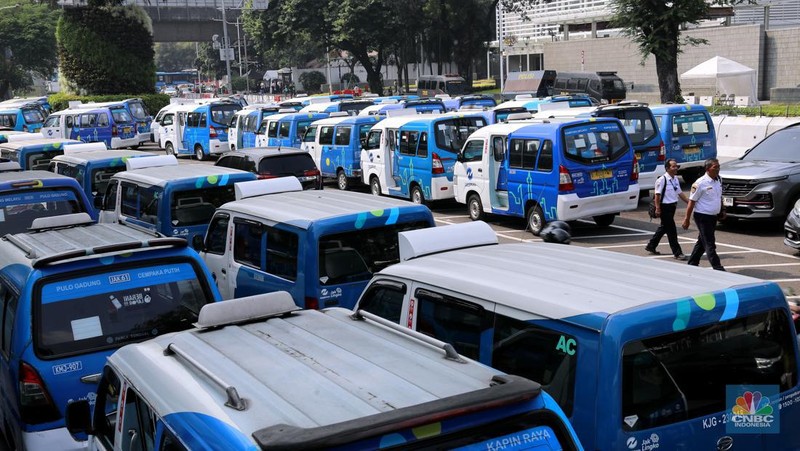 Kelompok sopir Mikrotrans atau angkot Jaklingko dan Mikrolet Jakarta melakukan demonstrasi di depan Balai Kota DKI Jakarta, Selasa, (30/7/2024). (CNBC Indonesia/Tias Budiarto)