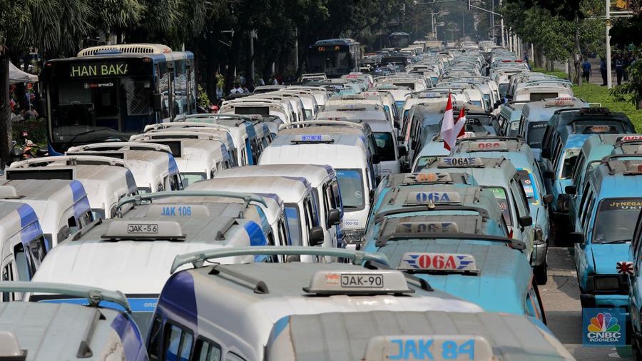 Sebuah layar himbauan penutupan jalan karena aksi demo dari sopir angkot mikrolet di Kawasan jalan M.I Ridwan Rais, menuju jalan Merdeka Selatan ditutup, Jakarta, Selasa, (30/7/2024). (CNBC Indonesia/Muhammad Sabki)