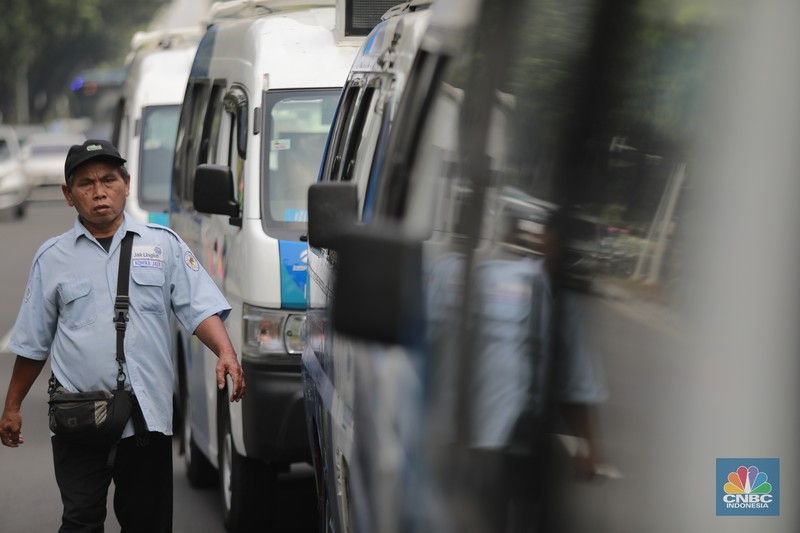 Kelompok sopir Mikrotrans atau angkot Jaklingko dan Mikrolet Jakarta melakukan demonstrasi di depan Balai Kota DKI Jakarta, Selasa, (30/7/2024). Kelompok sopir Mikrotrans atau angkot Jaklingko dan Mikrolet Jakarta melakukan demonstrasi di depan Balai Kota DKI Jakarta, Selasa, (30/7/2024). (CNBC Indonesia/Tias Budiarto)