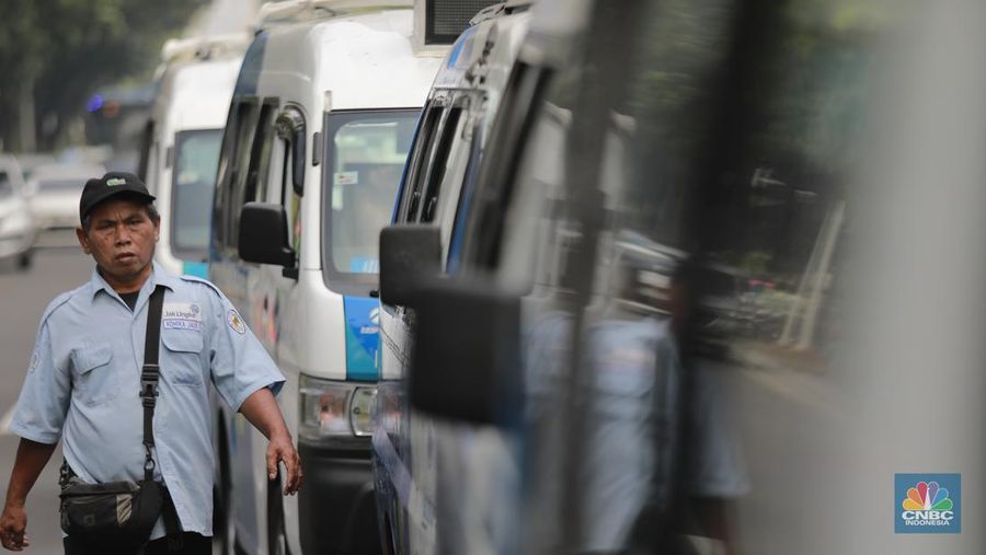 Kelompok sopir Mikrotrans atau angkot Jaklingko dan Mikrolet Jakarta melakukan demonstrasi di depan Balai Kota DKI Jakarta, Selasa, (30/7/2024). (CNBC Indonesia/Tias Budiarto)