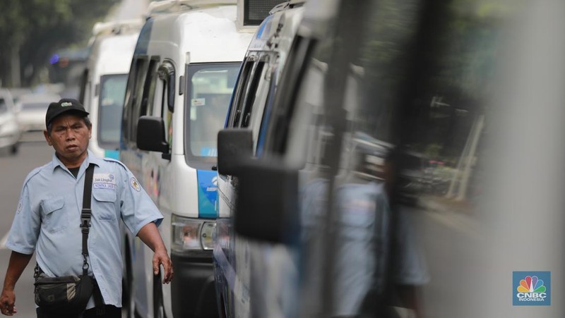 Kelompok sopir Mikrotrans atau angkot Jaklingko dan Mikrolet Jakarta melakukan demonstrasi di depan Balai Kota DKI Jakarta, Selasa, (30/7/2024). (CNBC Indonesia/Tias Budiarto)