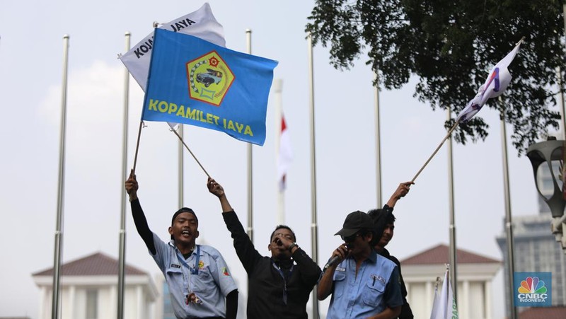 Kelompok sopir Mikrotrans atau angkot Jaklingko dan Mikrolet Jakarta melakukan demonstrasi di depan Balai Kota DKI Jakarta, Selasa, (30/7/2024). (CNBC Indonesia/Tias Budiarto)