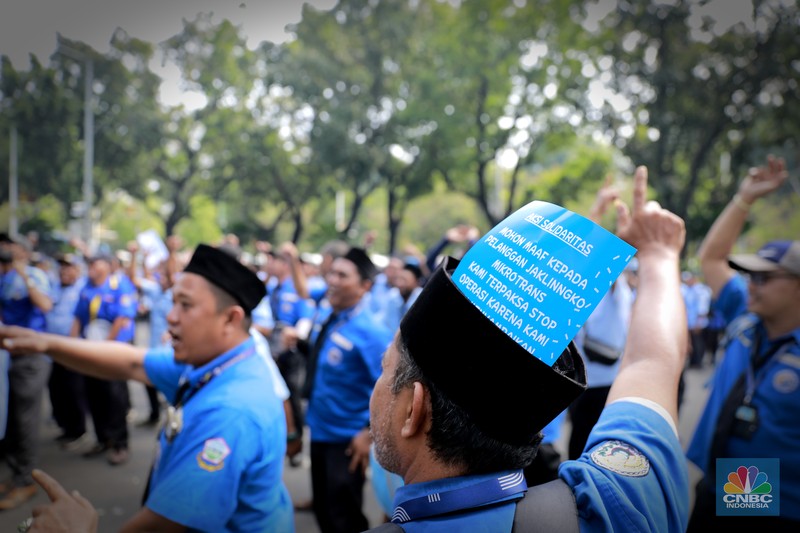 Kelompok sopir Mikrotrans atau angkot Jaklingko dan Mikrolet Jakarta melakukan demonstrasi di depan Balai Kota DKI Jakarta, Selasa, (30/7/2024). (CNBC Indonesia/Tias Budiarto)