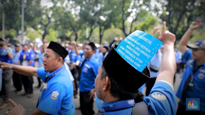 Kelompok sopir Mikrotrans atau angkot Jaklingko dan Mikrolet Jakarta melakukan demonstrasi di depan Balai Kota DKI Jakarta, Selasa, (30/7/2024). (CNBC Indonesia/Tias Budiarto)