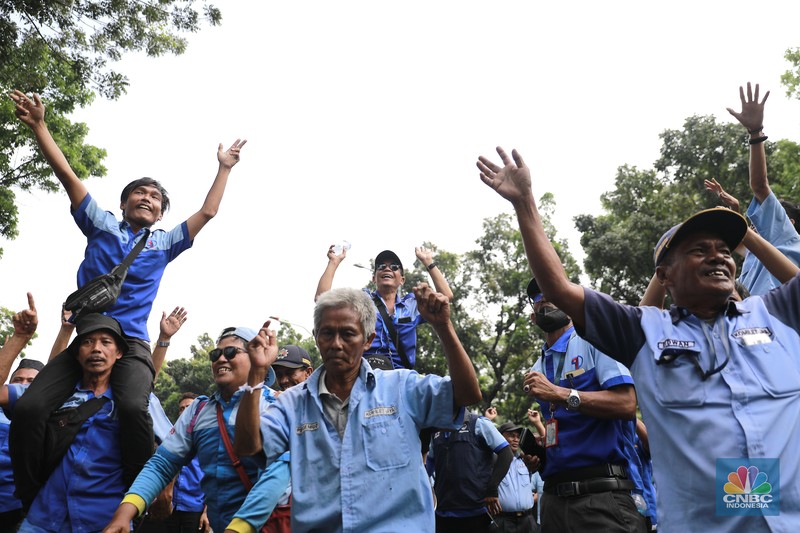 Kelompok sopir Mikrotrans atau angkot Jaklingko dan Mikrolet Jakarta melakukan demonstrasi di depan Balai Kota DKI Jakarta, Selasa, (30/7/2024). Kelompok sopir Mikrotrans atau angkot Jaklingko dan Mikrolet Jakarta melakukan demonstrasi di depan Balai Kota DKI Jakarta, Selasa, (30/7/2024). (CNBC Indonesia/Tias Budiarto)